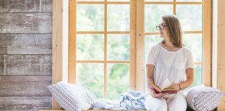 ablak előtt ülő nő