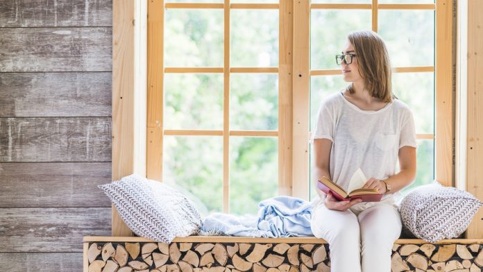 ablak előtt ülő nő